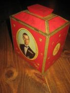 Engelsk kjeksboks fra 1955 ca 12*10 cm stor 13 cm høg