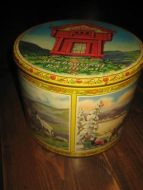 Pen stabburboks med lokk ca 21 cm i diameter 17 cm høg en pen og dekorativ boks 60 tallet