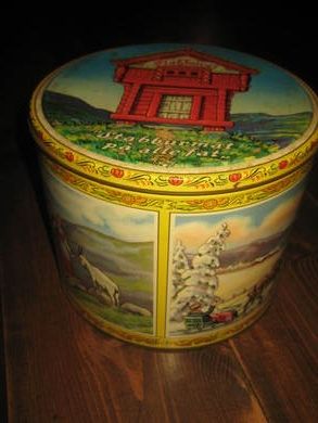 Pen stabburboks med lokk ca 21 cm i diameter 17 cm høg en pen og dekorativ boks 60 tallet