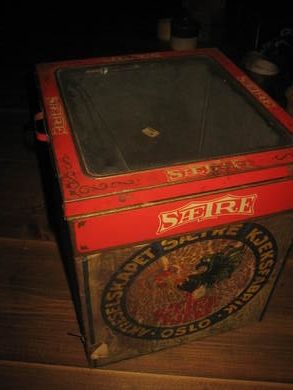 Stor gammel SÆTRE boks med glasslokk ca 22*22 cm stor 25 cm høg 30-40 tallet