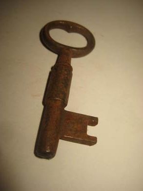 Gammel nøkkel, ca 6.7  cm lang. Dette er nr 28