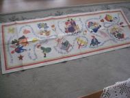 Pyntepapir fra 1949 brukt på bordet til jul ca 132*46 cm stort Svensk