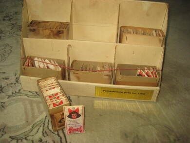 Salsdispenser for Finns HJEMMEFARGE ca 65 pakker i dispenseren pen i din gamle krambod Selges som vist på bildet med alle pakkene inntakt 50-60 tallet