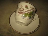 Str&oslash;ken kopp og tefat med tekst p&aring; koppen: Til Geburdtsdagen En eldre Porsgrunn kopp og tefat