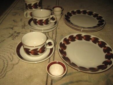 Str&oslash;kent sett fra Stavangerflint til 4 personer kopp tefat tallerken og eggeglass totale 16 deler 60-70 tallet