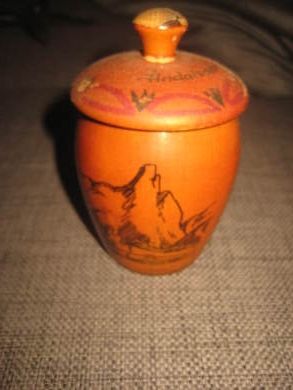 Pen souvenier fra Åndalsnes lita treskål med lokk ca 10 cm høg Står Åndalsnes på toppen 60 tallet
