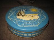 Pen boks fra Fredrikstad Preserving ca 22 cm i diameter 5 cm høg 60 tallet