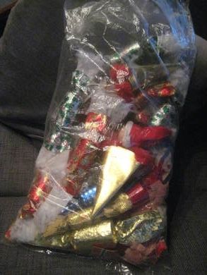 Lot med diverse gamle pynt for kransekake selges hele posen under ett t