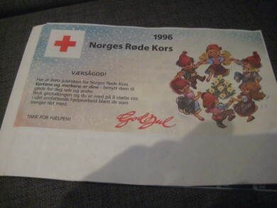 1996 Norges Røde Kors mappe med hel plate med julemerker samt 1 pakkelapp