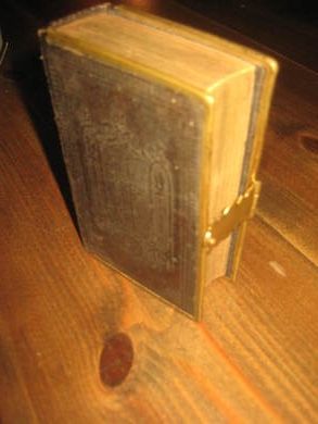 Meget pen Psalmebog for Kirke og Hus af A. Hauge.  Fra 1877, med metallholder på sida.