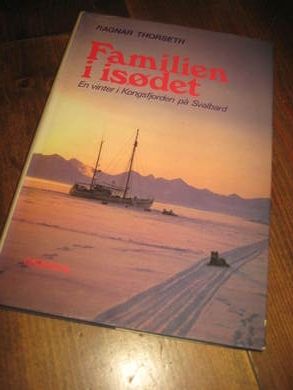 THORSETH, RAGNAR: FAMILIEN I ISØDET. En vinter i Kongsfjorden på Svalbard.