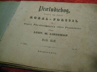Præludiebog, korte og lette KORAL FORSPILL for Orgel, Physharmonica eller Pianoforte. Truleg 1800 tallet. Mange notyehefter inni dette .