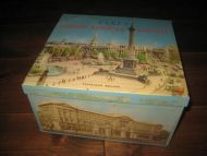 Gammel engesk kjeksboks ca 23*23 cm stor 13 cm høg ELKES LONDON ASSORTED BISCUITS 60 tallet