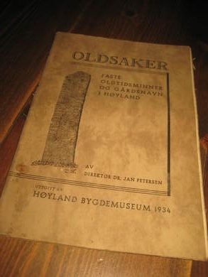 OLDSAKER. Faste oldtidsminner og gårdsnavn i Høyland. Høyland Bygdemuseum, 1934.