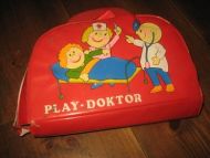 Doktorveske fullt med doktorutstyr, veska litt skada, 70 tallet