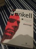 MANKELL, HENNING: BRANNVEGG. Rød/ kvit.