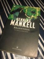 MANKELL, HENNING: BRANNVEGG. Grønn/ svart