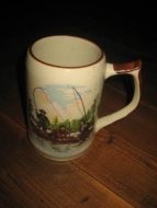 Meget pent krus med fiskemotiv ca 13 cm høgt