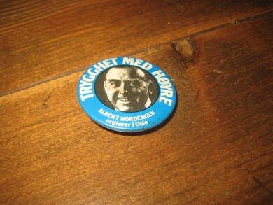 Button fra H&oslash;gre ca 35 mm i diameter