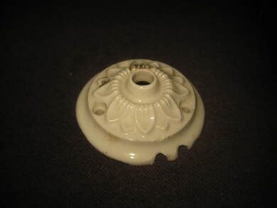 Takrosett fra tidleg 1900, ca 8 cm i diametyer, pen til oppheng av lamper i taket,