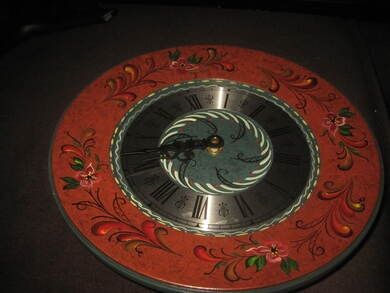 Rosemala treklokke handmala av Jorunn Øivold Skrautvål ca 28 cm i diameter