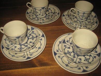 Kaffesett til 4 16 deler Bitte lite nugg p&aring; ene tefatet elles i meget god stand selges under ett