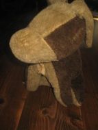 Hund i teddystoff fra 40-50 tallet, ca 33 cm høg.