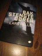 HELLE, LARS: BAK STENGTE DØRER. 2006