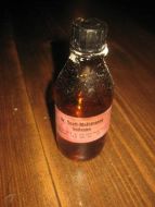 Flaske med noe innhold Dr Scott Mathiesen Hudvann fra Nordfjoreid Apotek 1972