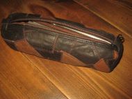 Penalhus i skinn med innhold 70 tallet