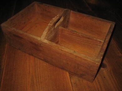 Pen gammel treeske med 3 rom ca 30*18 cm stor 10 cm høg Pen på kjøkkenbenken til småting 40 tallet