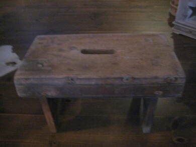 Gammel og god krakk fra 30-40 tallet ca 45*25 cm stor 25 cm høg Pen til så mangt