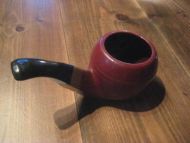 Stor pipe i keramikk, ca 18 cm lang.