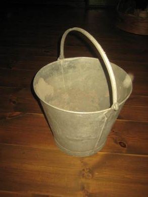 Eldre zinkspann, ca 27 cm høgt, pent til planting.Litt rester etter betong i bunn. 50 tallet.