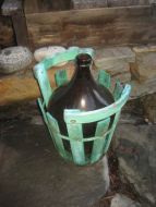 Stor ølflaske i grønn trekogge ca 48 cm høg 50-60 tallet