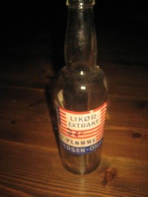 Eldre flaske uten innhold LIKØR EXTRAKT SORT PLOMME fra EMIL PETERSEN OSLO 1956