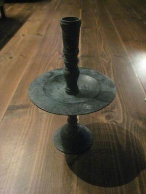 Meget gammel lysestake ca 25 cm høg noe for deg?