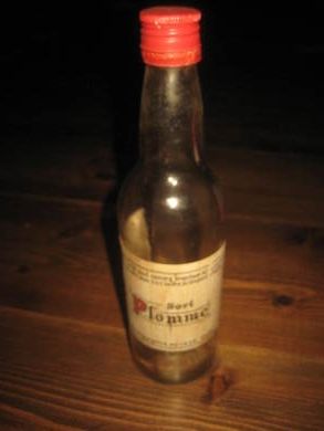 Eldre flaske uten innhold Sort Plomme fra Norsk Frugt Compagnie av 1898 Oslo Pen etikett og rød skrukork