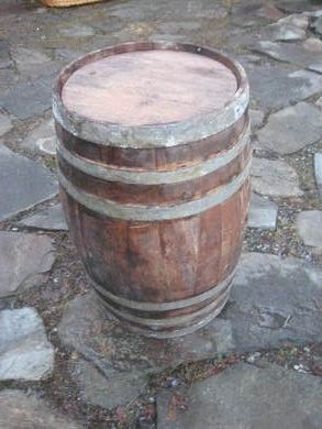 Meget pen eiketønne med lokk på begge sider ca 38 cm i diameter i topp 64 cm høg 20-30 tallet Meget pen til dekor etc Dette er nr 2