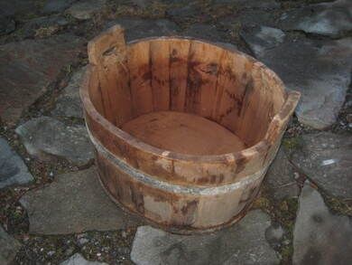 Pen oval trestamp ca 55 cm i diameter 34 cm høg 30-40 tallet