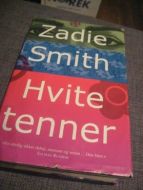 SMITH, ZADIE: HVITE TENNER. 2000.