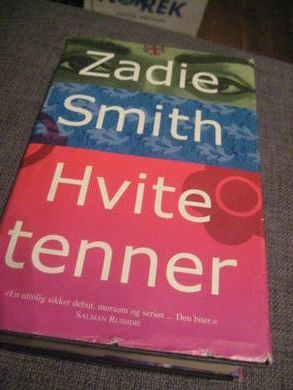 SMITH, ZADIE: HVITE TENNER. 2000.