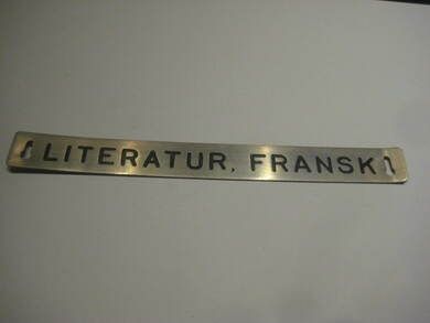 Pent skilt fra 50 tallet, brukt i bibliotek, noe for deg? LITTERATUR, FRANSK.