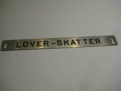 Pent skilt fra 50 tallet, brukt i bibliotek, noe for deg? LOVER, SKATTER.