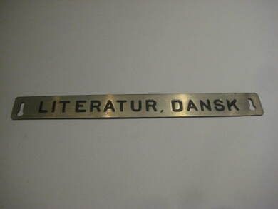 Pent skilt fra 50 tallet, brukt i bibliotek, noe for deg? LITTERATUR, DANSK.