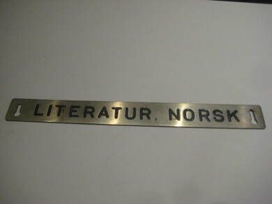 Pent skilt fra 50 tallet, brukt i bibliotek, noe for deg? LITTERATUR, NORSK.