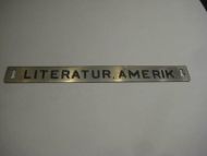Pent skilt fra 50 tallet, brukt i bibliotek, noe for deg? LITTERATUR AMERIKA.