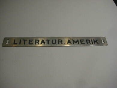 Pent skilt fra 50 tallet, brukt i bibliotek, noe for deg? LITTERATUR AMERIKA.
