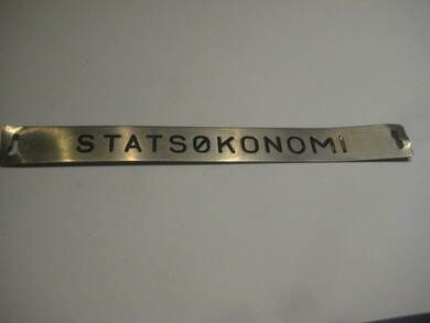 Pent skilt fra 50 tallet, brukt i bibliotek, noe for deg? STATSØKONOMI.