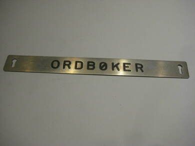 Pent skilt fra 50 tallet, brukt i bibliotek, noe for deg? ORDBØKER.
